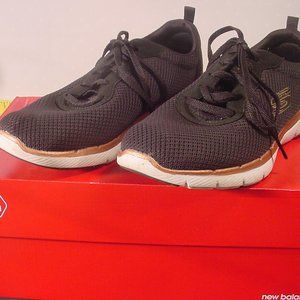 NEW BALANCE Womens Running Course Shoes - Size 8 1/2 D wide